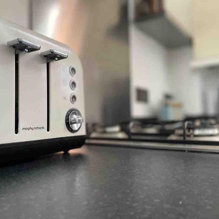 2 Bed Self Contained Apartment Wrexham Luaran gambar