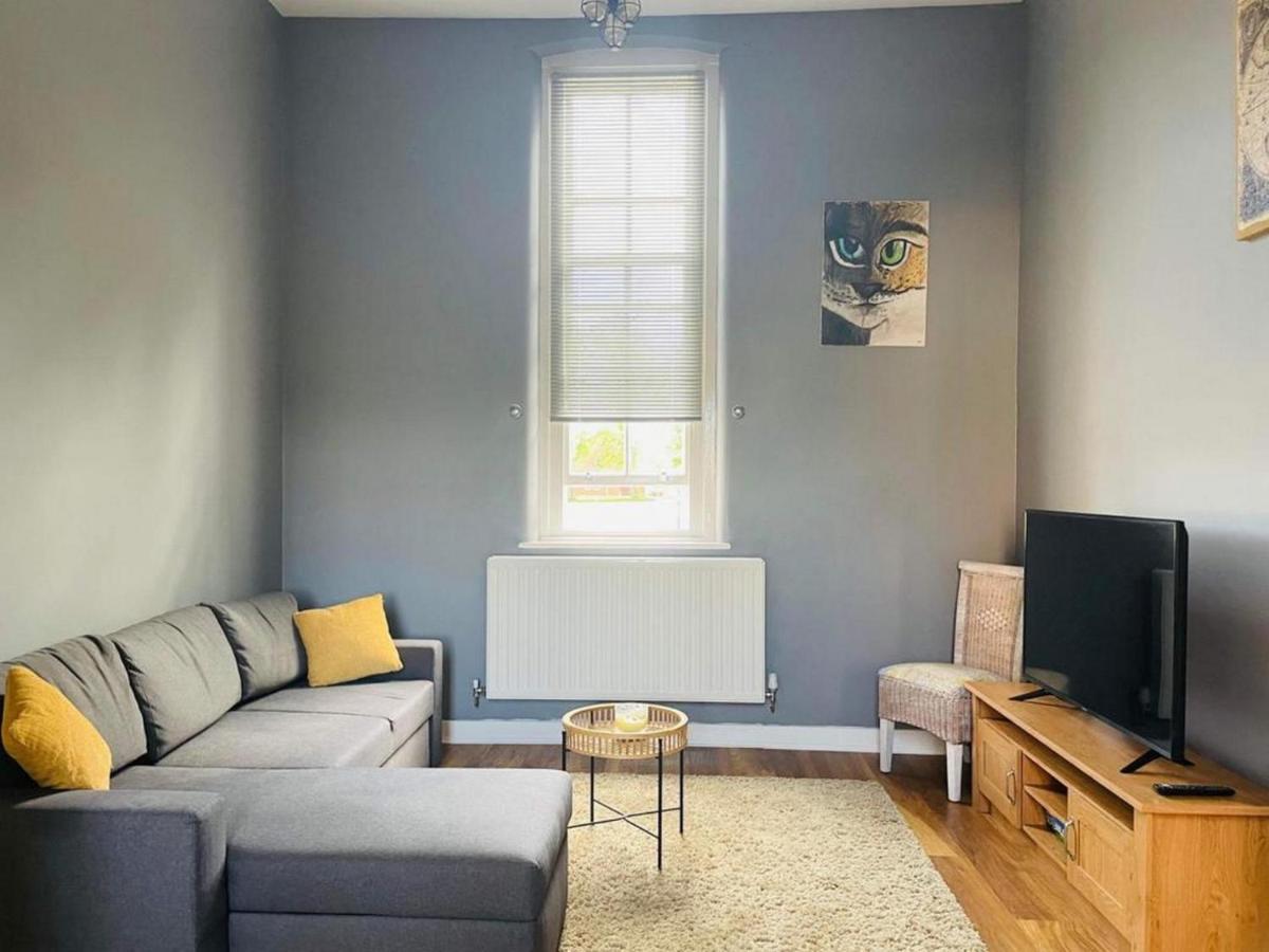 2 Bed Self Contained Apartment Wrexham Luaran gambar