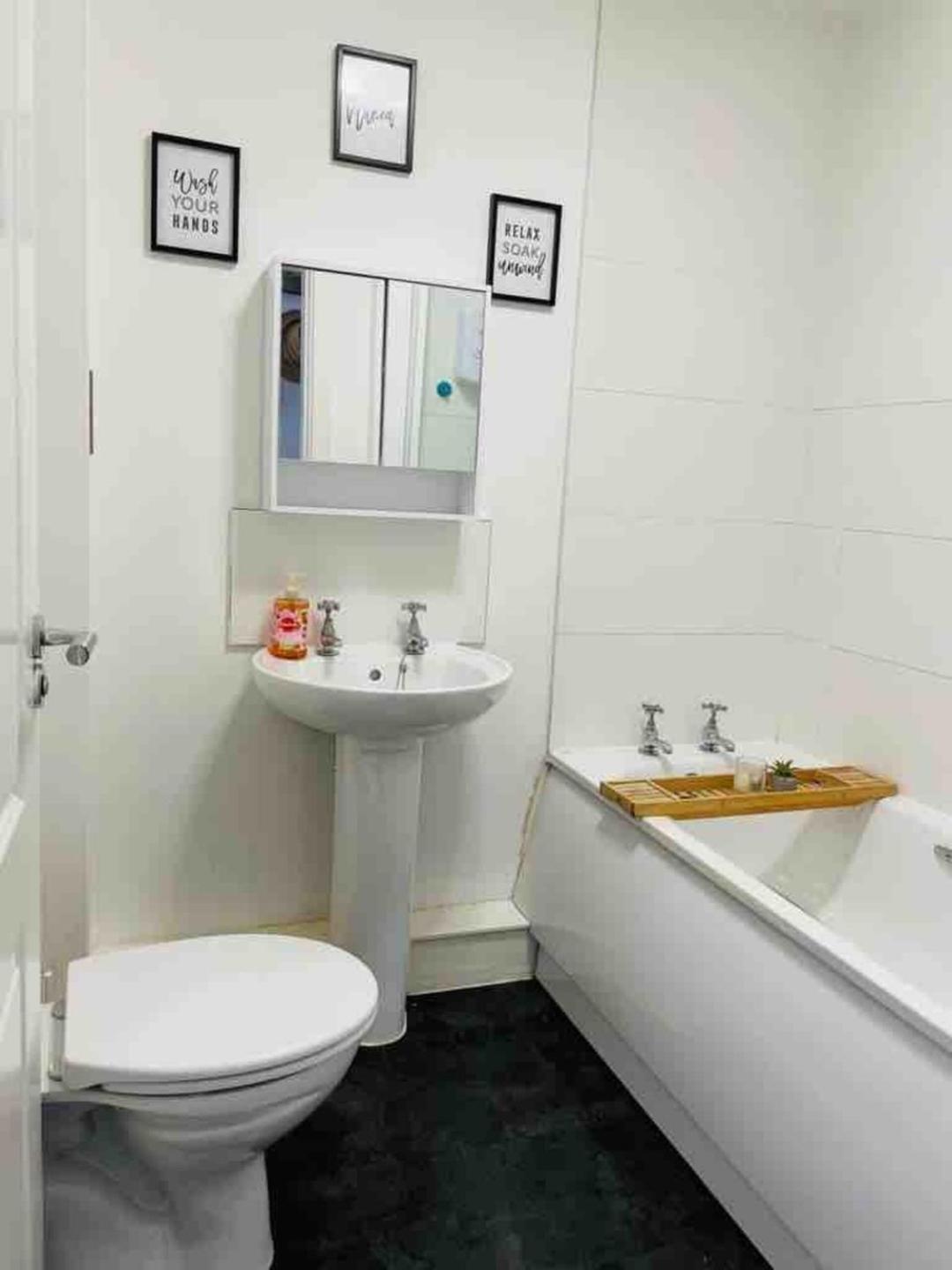 2 Bed Self Contained Apartment Wrexham Luaran gambar