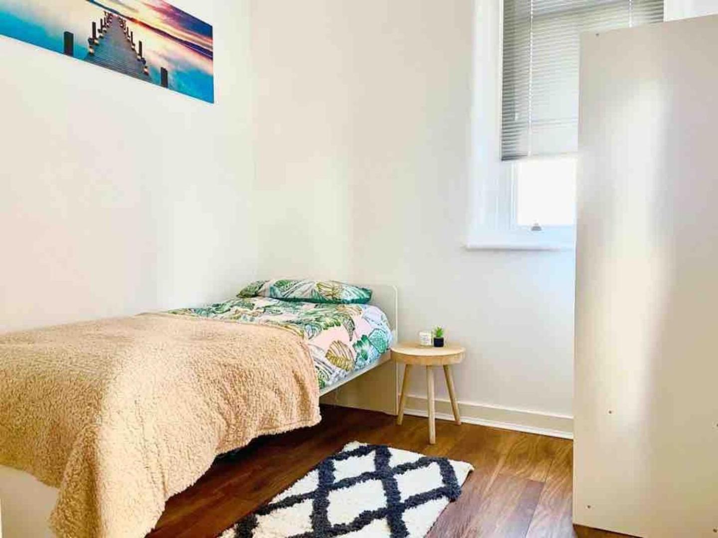 2 Bed Self Contained Apartment Wrexham Luaran gambar