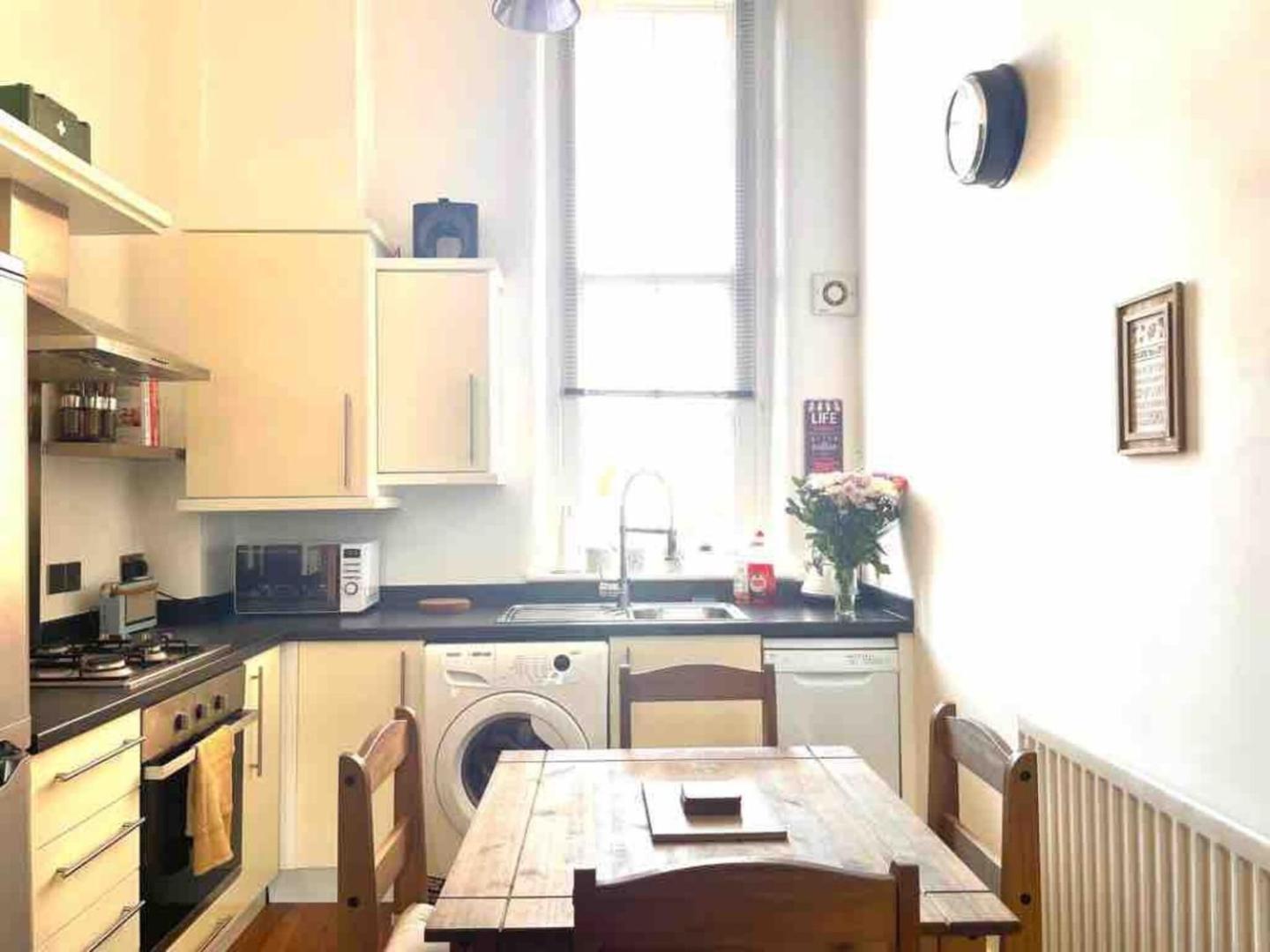 2 Bed Self Contained Apartment Wrexham Luaran gambar