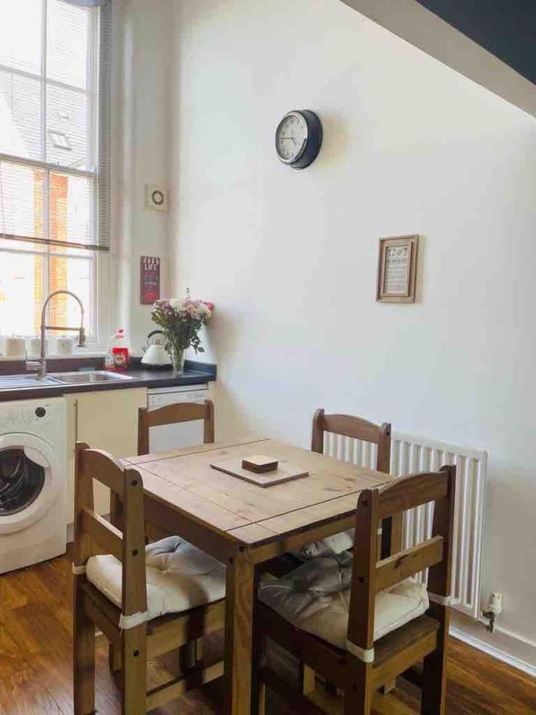 2 Bed Self Contained Apartment Wrexham Luaran gambar